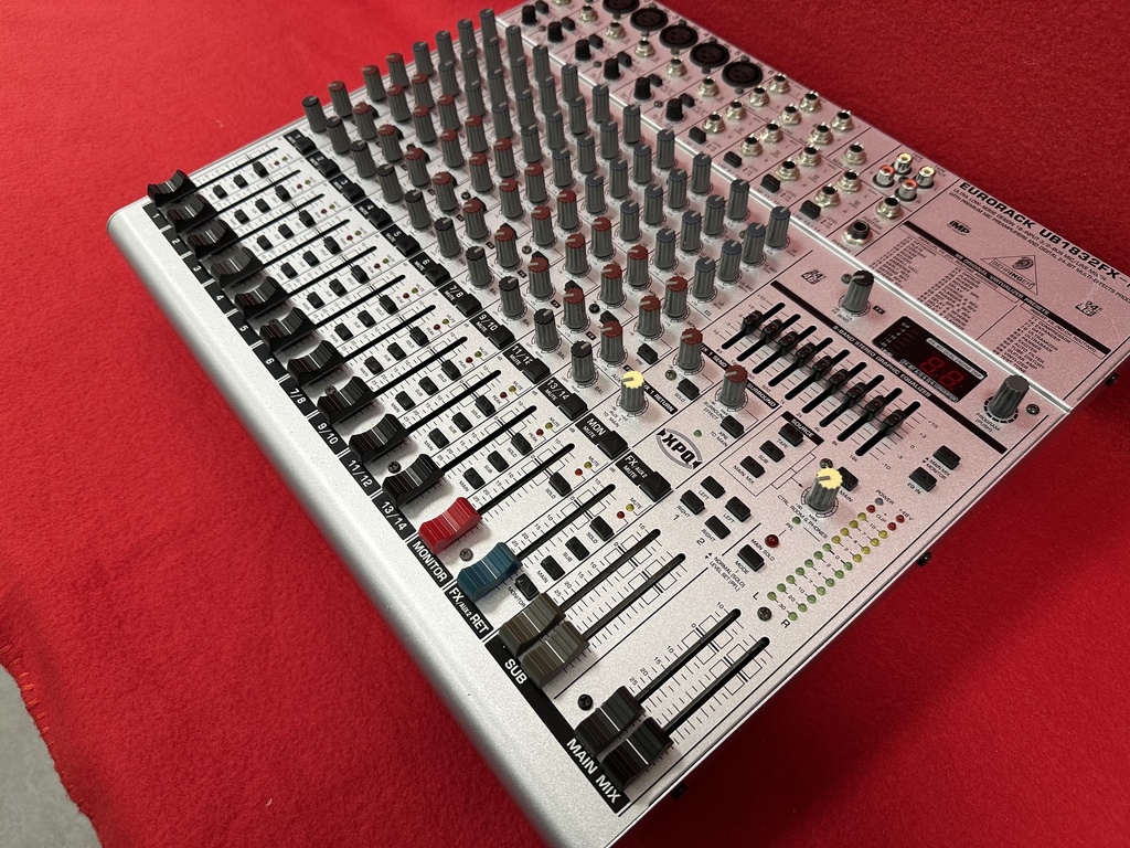 Behringer Eurorack UB1832FX-PRO (refurbished)